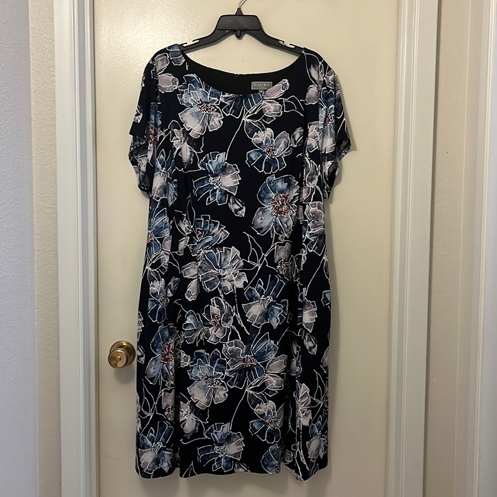Laura short sleeve dress - size 22